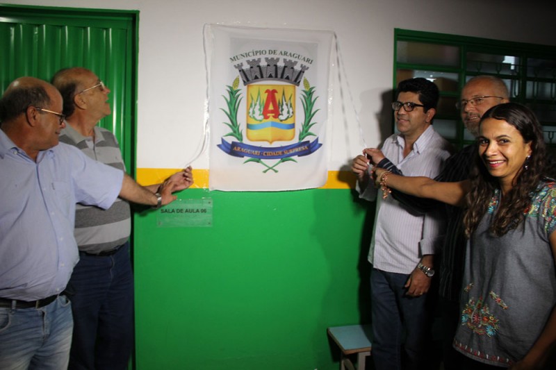 Inauguração de quadra em escola de Piracaíba viabiliza a prática esportiva e outras atividades