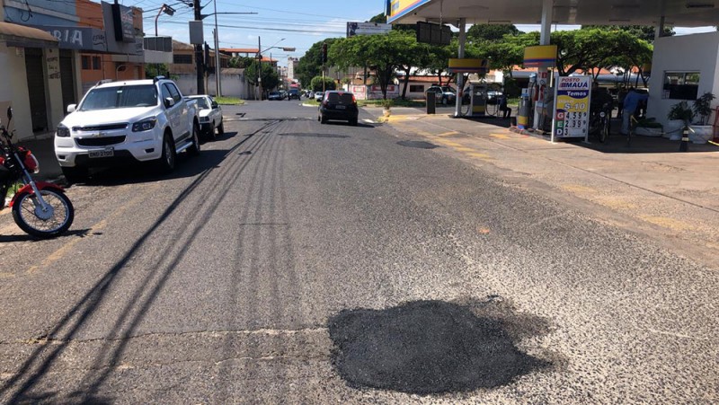 Prefeitura realiza serviço de tapa buracos em Araguari