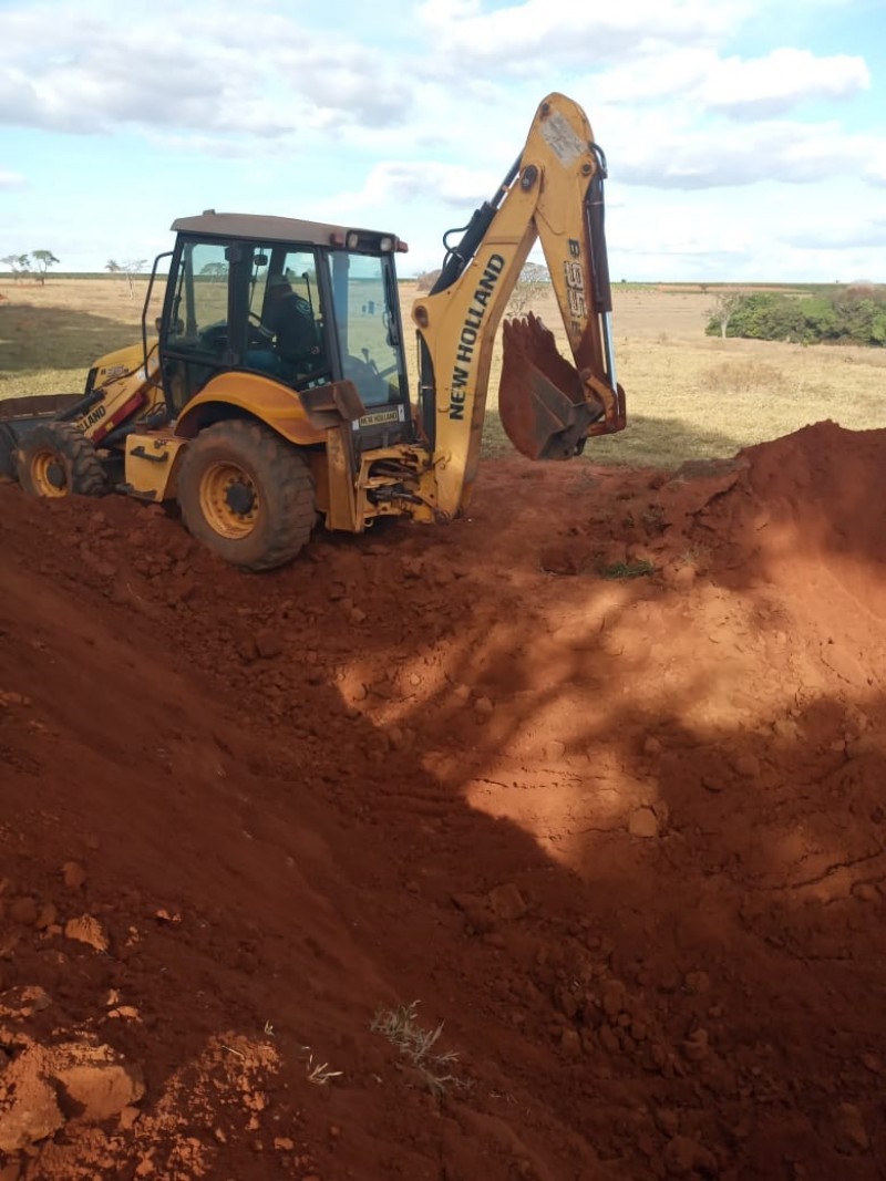 Secretaria de Obras trabalha na abertura de caixas de contenção na região das Araras