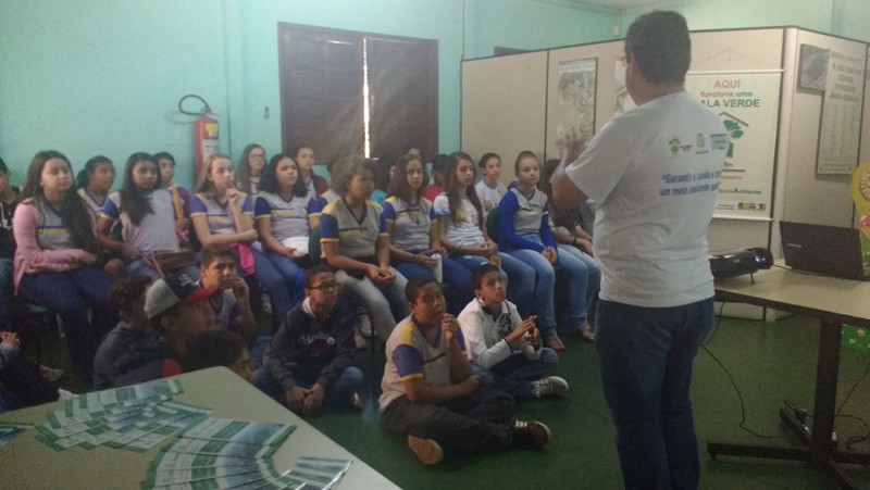 Secretaria de Meio Ambiente recebe alunos de Cascalho Rico para palestra