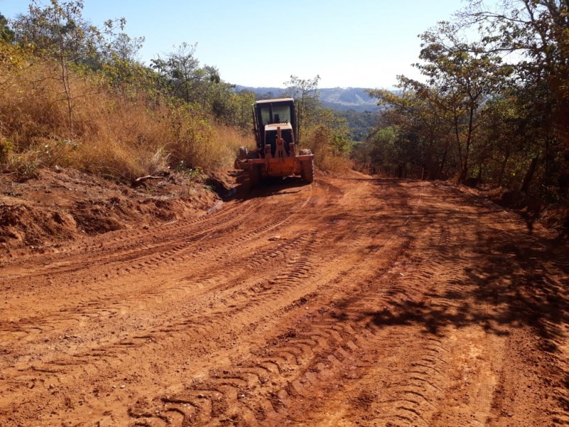 Prefeitura realiza manutenção na estrada de acesso à região da Ponte Preta