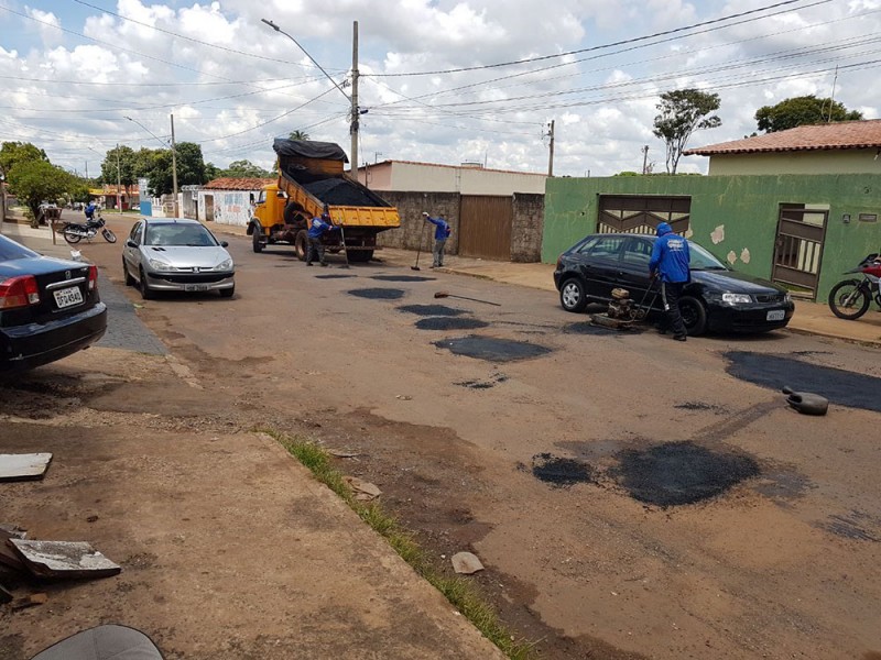 Operação tapa buracos continua pelas ruas de Araguari
