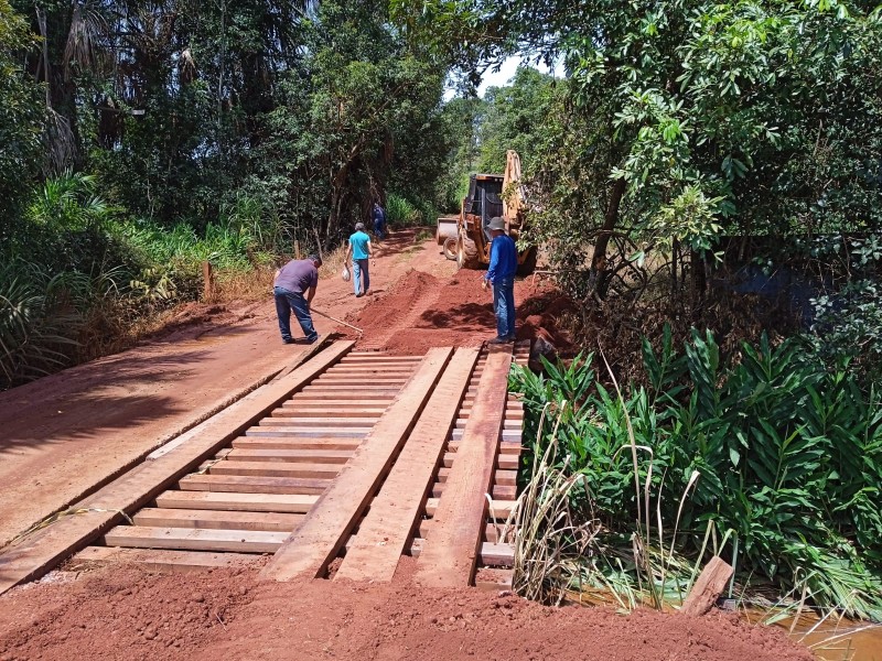 Zona rural recebe melhorias diárias com manutenção e alargamento de ponte