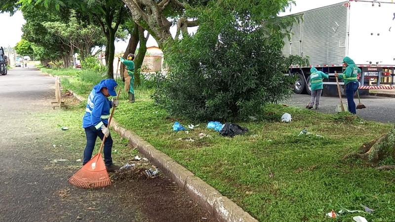 Secretaria de Serviços Urbanos atua na limpeza em cinco pontos diferentes do município