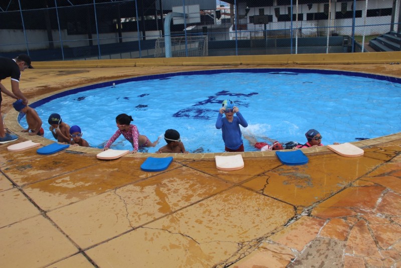 Prefeitura inicia aulas de natação e hidroginásticas no Parque Aquático do ATC