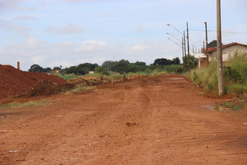  Moradores comemoram o retorno das obras de asfaltamento do Bairro Vieno em Araguari