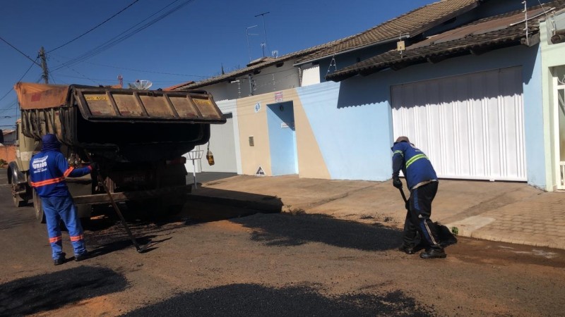 Secretaria de Obras trabalha na manutenção dos parquinhos infantis