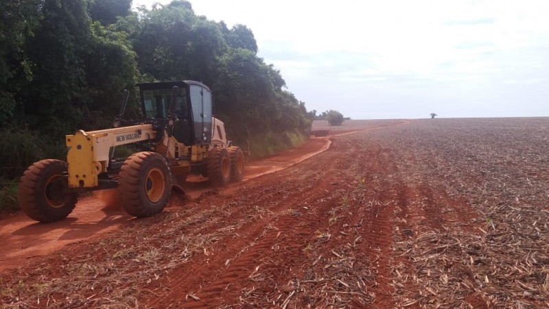 Prefeitura inicia semana com sete frentes de trabalho nas estradas rurais do município