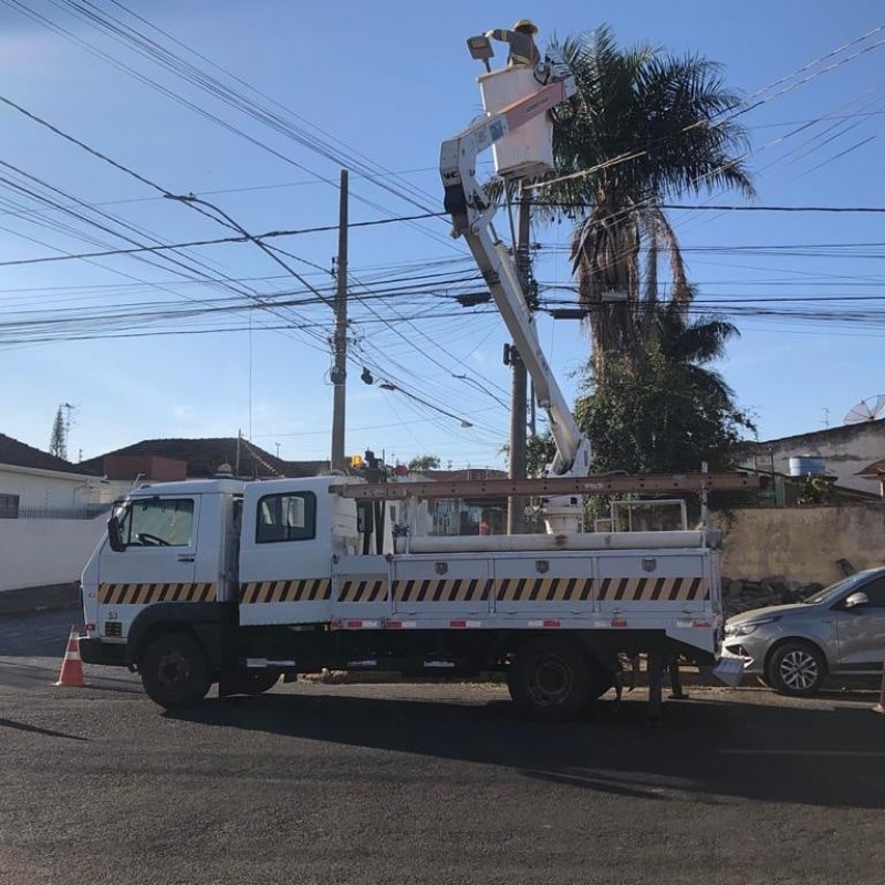 Serviços de troca de lâmpadas são realizados nas ruas e distritos do município 