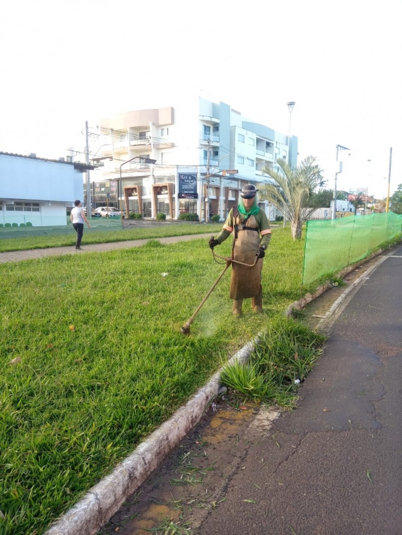 Prefeitura de Araguari realiza limpeza de praças e logradouros públicos