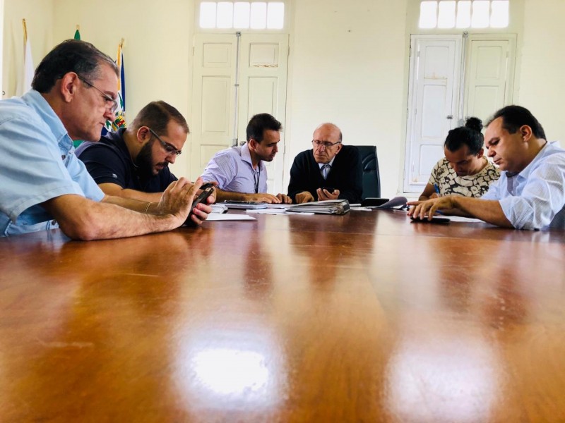 Prefeito Marcos Coelho se reuniu com engenheiros da Prefeitura de Araguari, para destinar a aplicação de verbas parlamentares no município