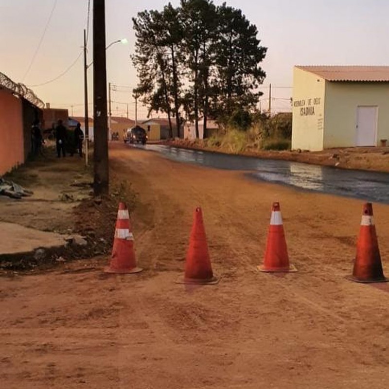 Hoje o dia foi intenso para agilizar a chegada do asfalto em mais uma via de ARAGUARI ( Rua Jequitibas no bairro São Sebastião).