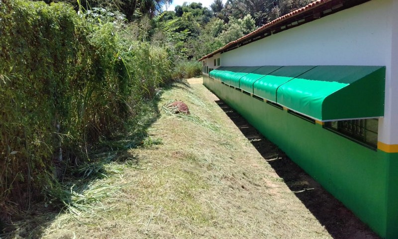 Escola do Distrito de Piracaíba recebeu limpeza realizada pela Secretaria de Serviços Urbanos