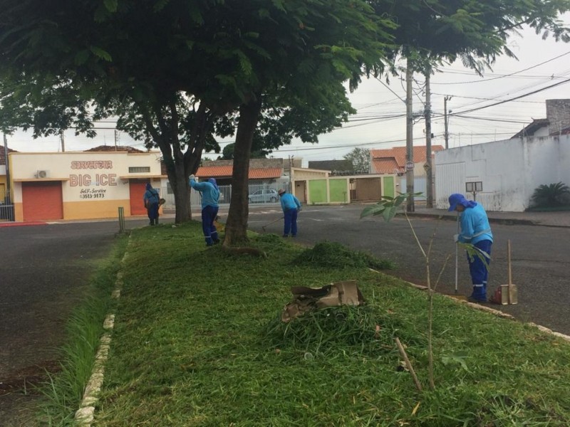 Prefeitura de Araguari realiza limpeza de praças e logradouros públicos