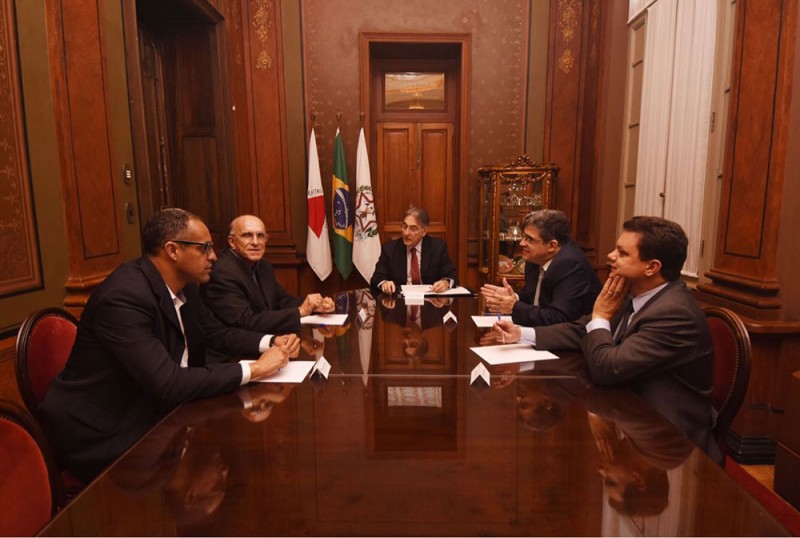 Prefeito Marcos Coelho e o Governador Fernando Pimentel assinam convênio no Palácio da Liberdade