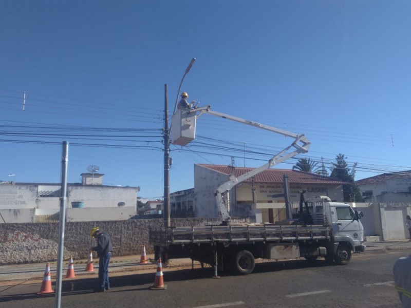 Secretaria de Obras acompanha serviços de troca de lâmpadas em Araguari