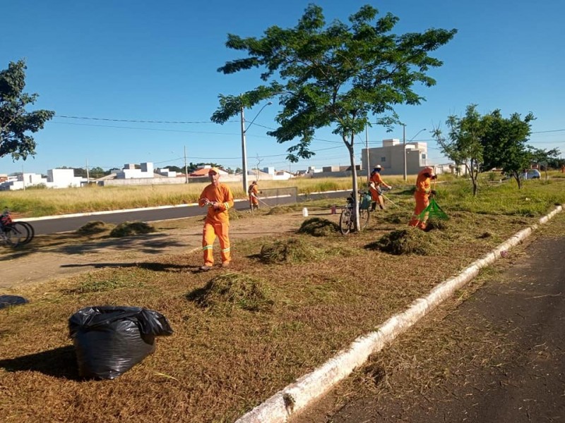 Limpeza pública continua em vários pontos da cidade