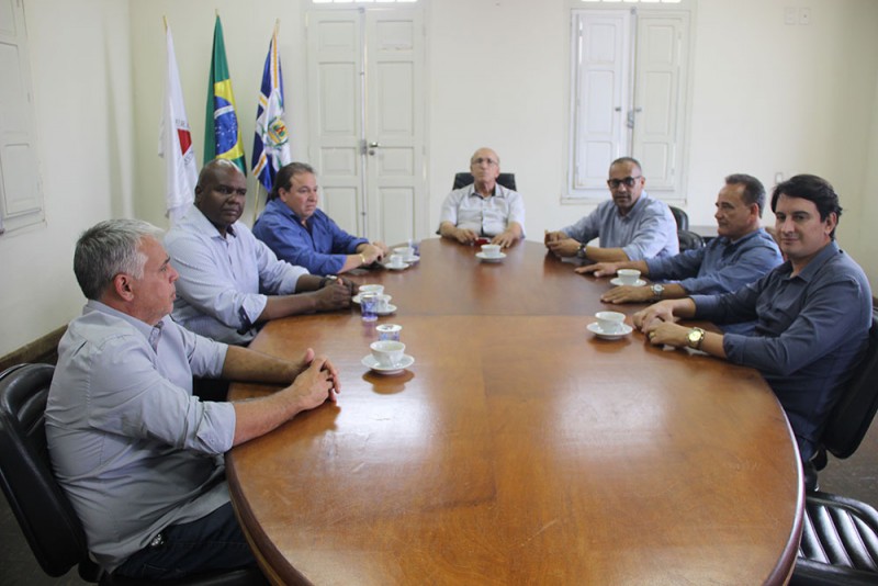 Representantes do SETTRIM vistam a Prefeitura de Araguari