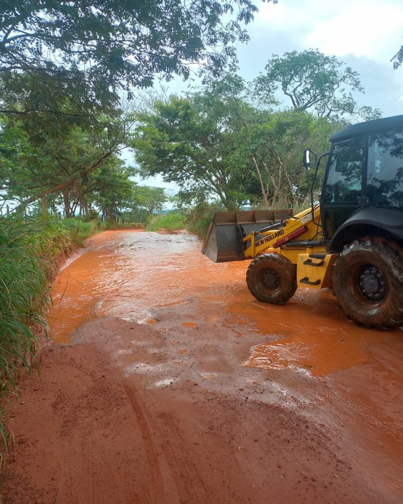 Secretaria de Obras atende comunidades com pontos críticos na zona rural