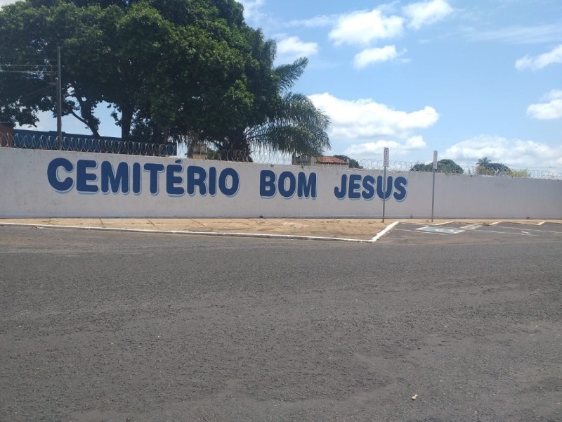 Cemitério Bom Jesus recebe nova pintura com nome de identificação