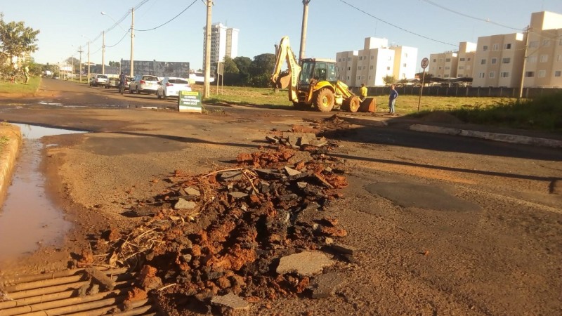 Prefeitura de Araguari realiza manutenção na Avenida Theodolino Pereira de Araújo