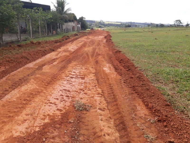 Secretaria de Obras faz manutenção em várias estradas rurais do Município