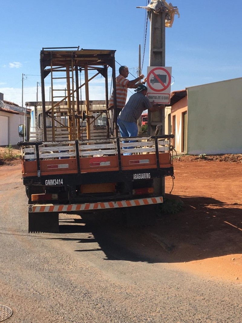 Prefeitura instala sinalização vertical no bairro Jardim Milani