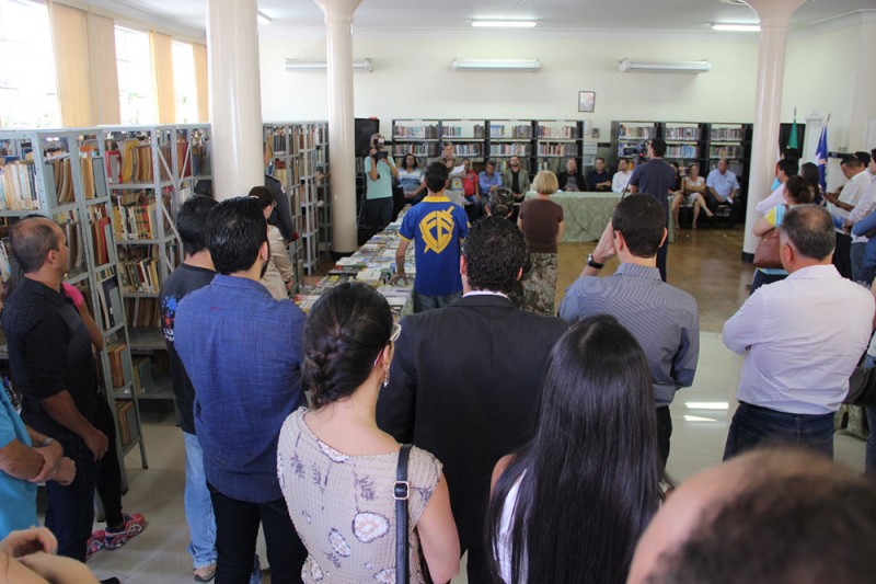 Rogério Fernal doa livros para a Biblioteca Municipal de Araguari