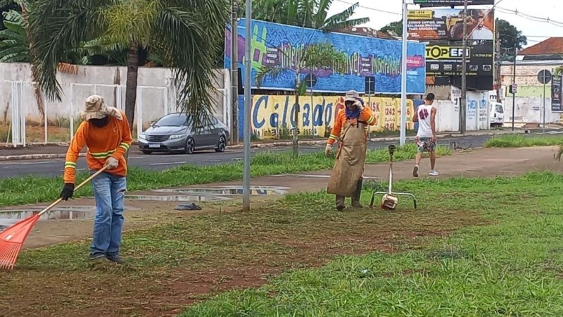 Limpeza pública beneficia vários pontos da cidade nesta semana