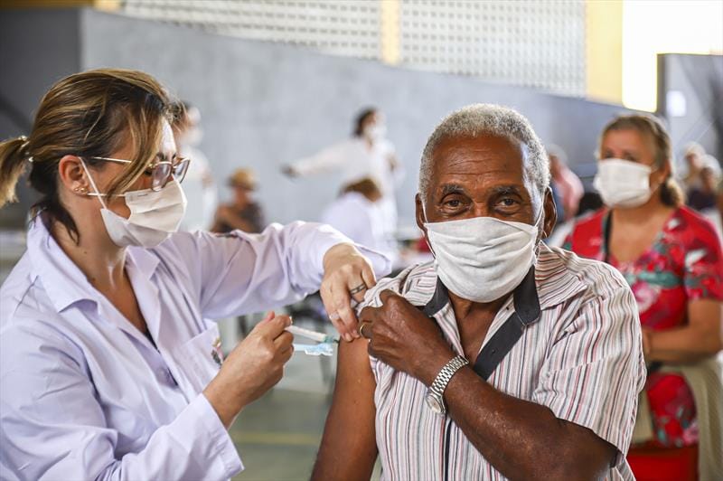 Idosos acima de 60 anos começam a ser vacinados contra a gripe 