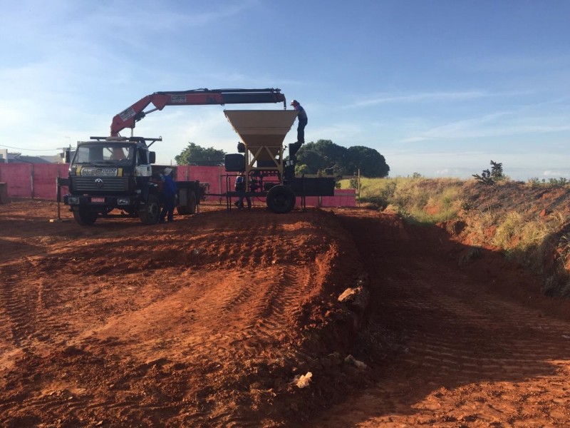 Usina para produção de asfalto chega em Araguari para obras no bairro Gutierrez