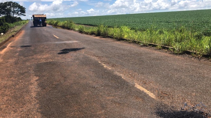  Prefeitura de Araguari realiza operação tapa-buracos no Distrito de Piracaíba