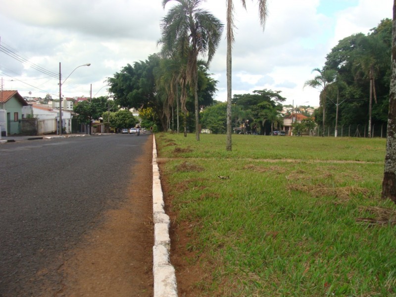 Prefeitura trabalha na limpeza pública, seguindo o cronograma estabelecido pela Secretaria de Serviços Urbanos