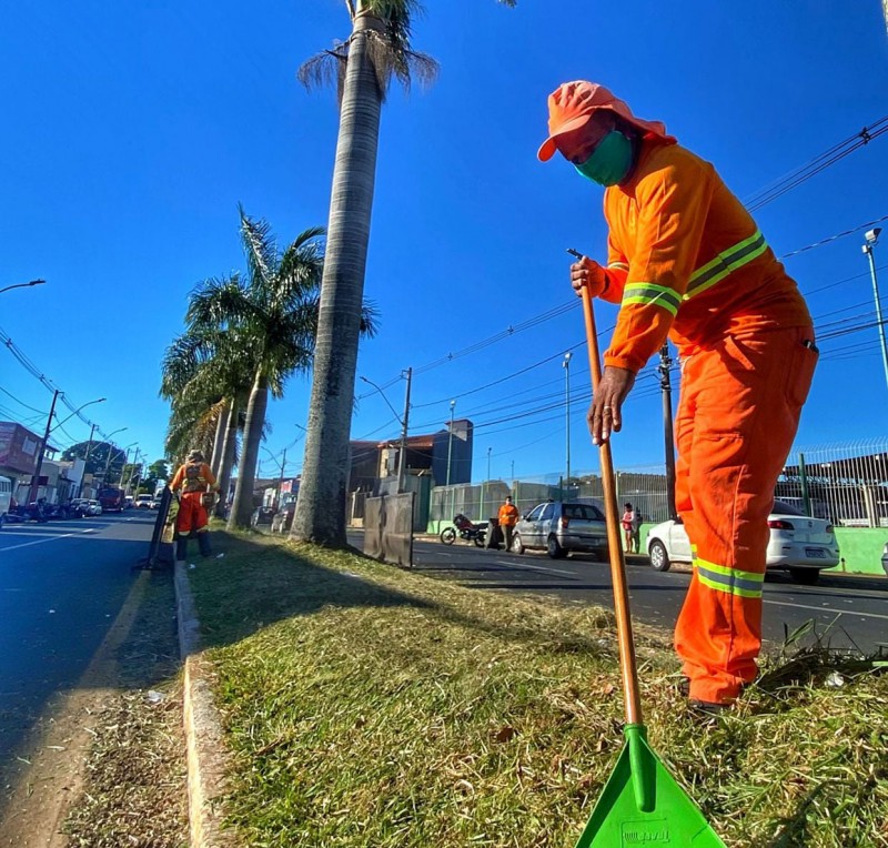 CAPINA, ROÇAGEM  começa a todo vapor  nesta segunda - feira na Av. Bahia, uma das ruas mais importantes da cidade.