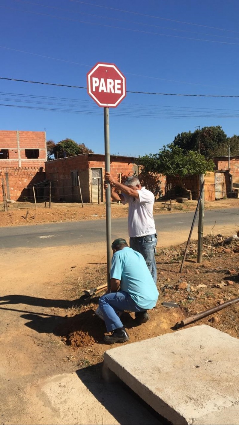 Prefeitura continua instalação de sinalização vertical no bairro Vieno