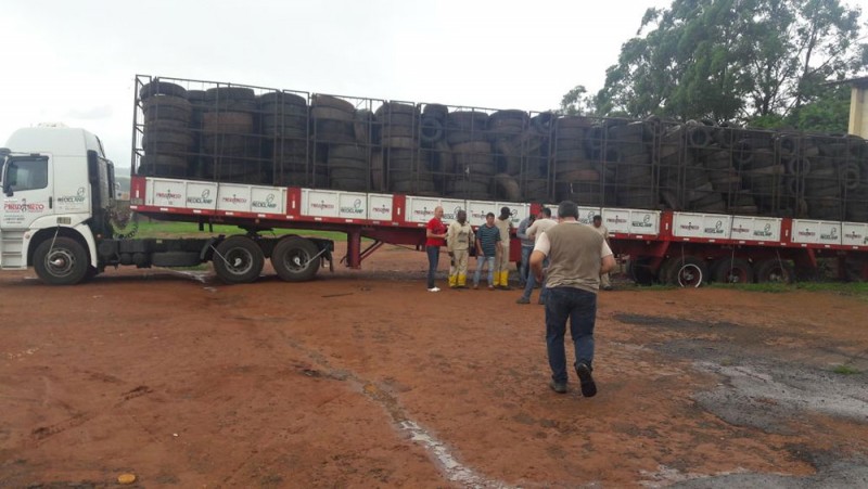 Secretarias de Meio Ambiente e de Saúde entregam pneus inservíveis para reciclagem