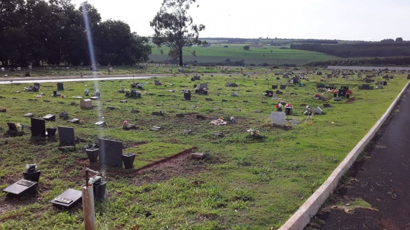 Prefeitura de Araguari segue com trabalho de limpeza nos cemitérios do município