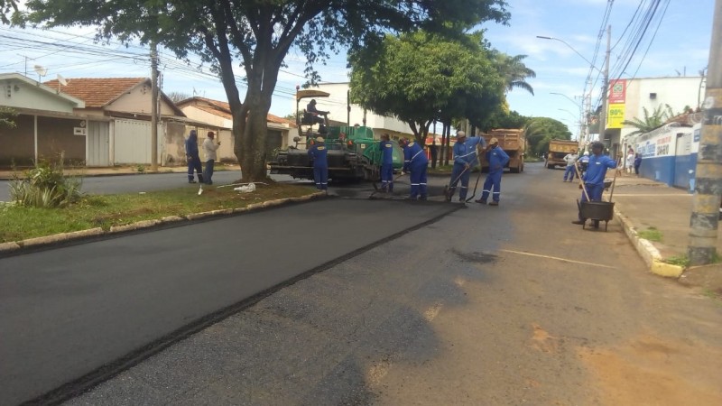 Prefeitura de Araguari trabalha com recapeamento da parte final da Avenida Santos Dumont