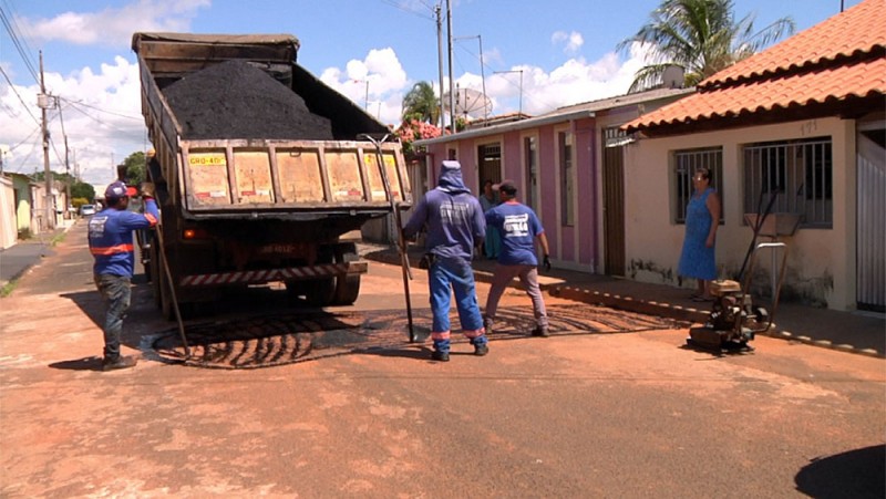 Operação tapa buracos segue diariamente em Araguari