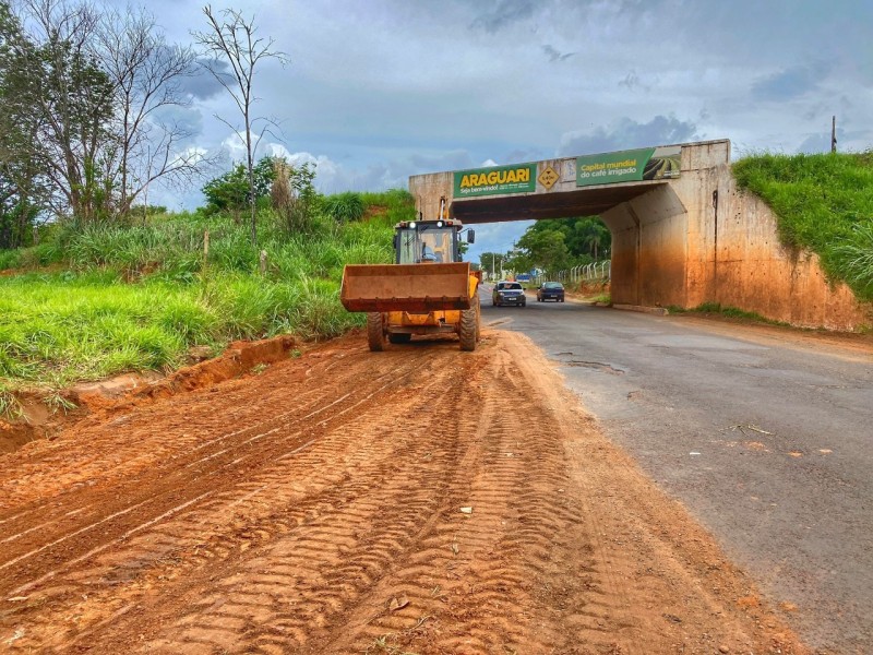 Limpeza de canais de drenagem é realizada na saída para Caldas Novas