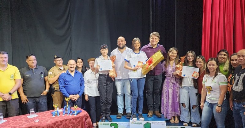 Prefeitura premia alunos vencedores do Concurso de Redação