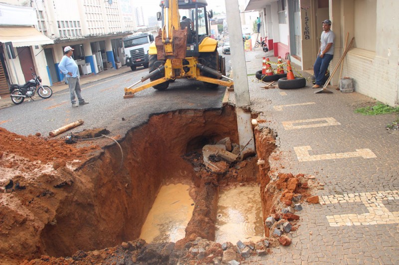 Prefeitura realiza obra emergencial na Rua Marciano Santos