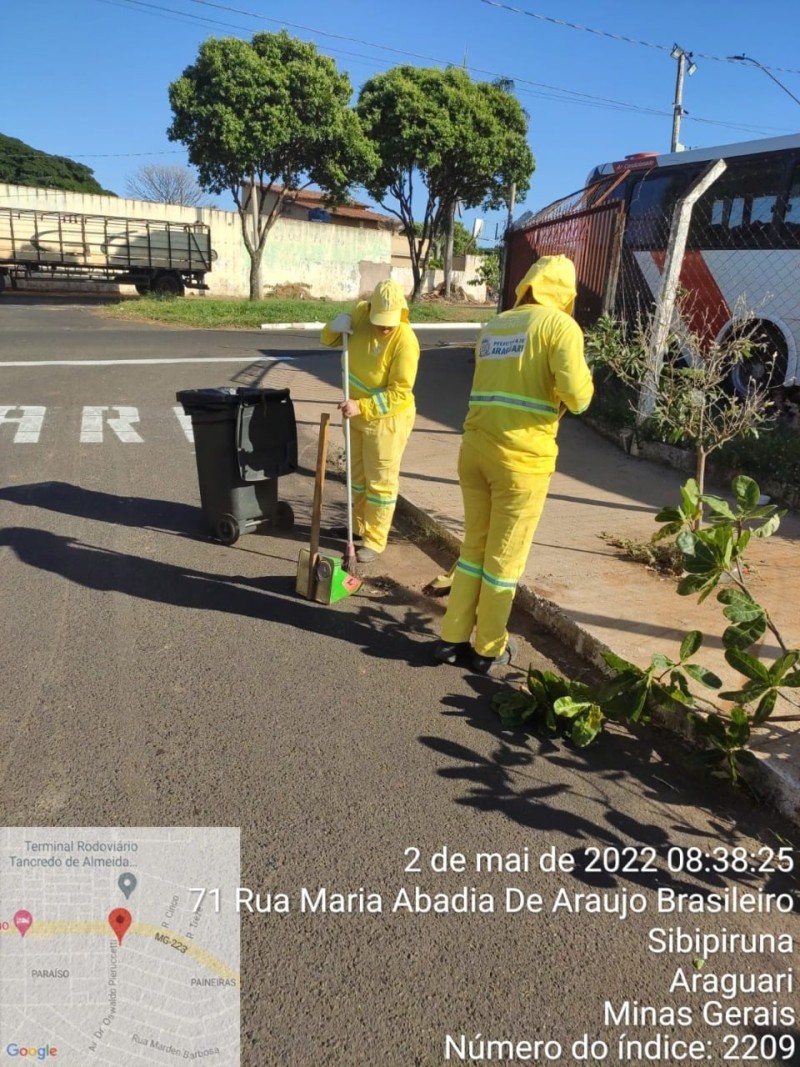 Limpeza pública é levada para bairros e região central da cidade