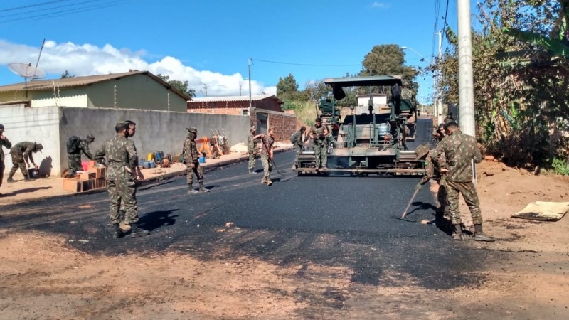 Secretaria de Obras acompanha asfaltamento da parte final da rua Abolição