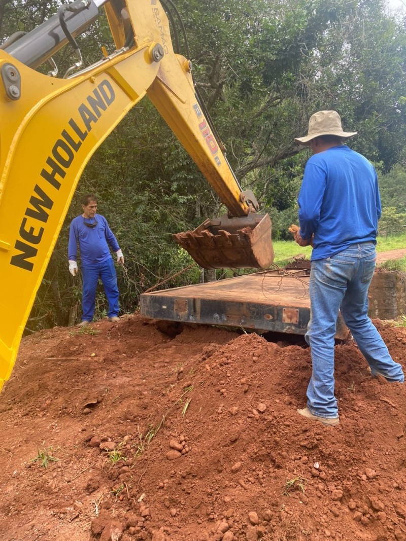 Secretaria de Obras realiza manutenção em ponte e melhorias nas estradas na região do Bom Jardim