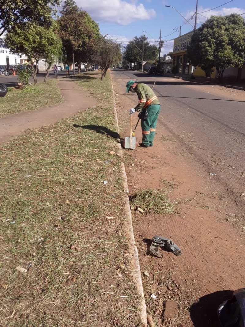  Prefeitura de Araguari continua com várias frentes na limpeza pública