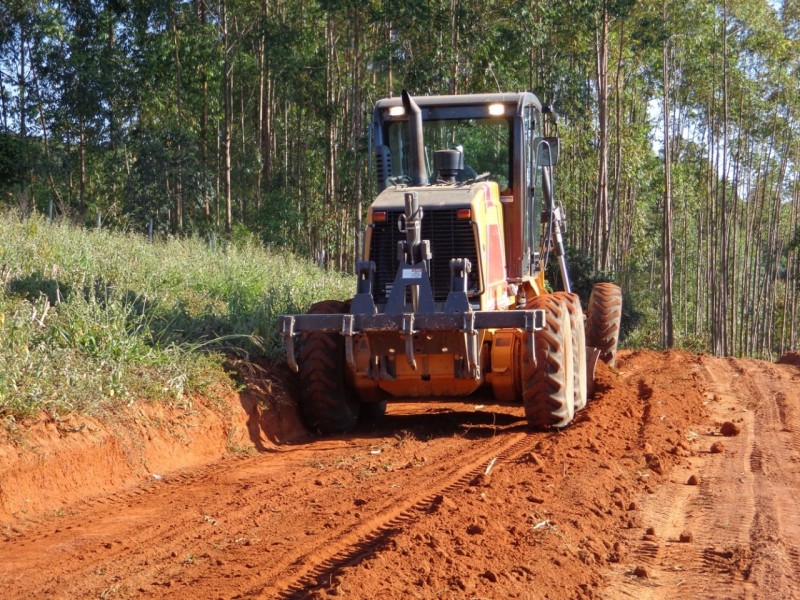 Secretaria de Obras trabalho durante a semana em vários pontos da zona rural do município