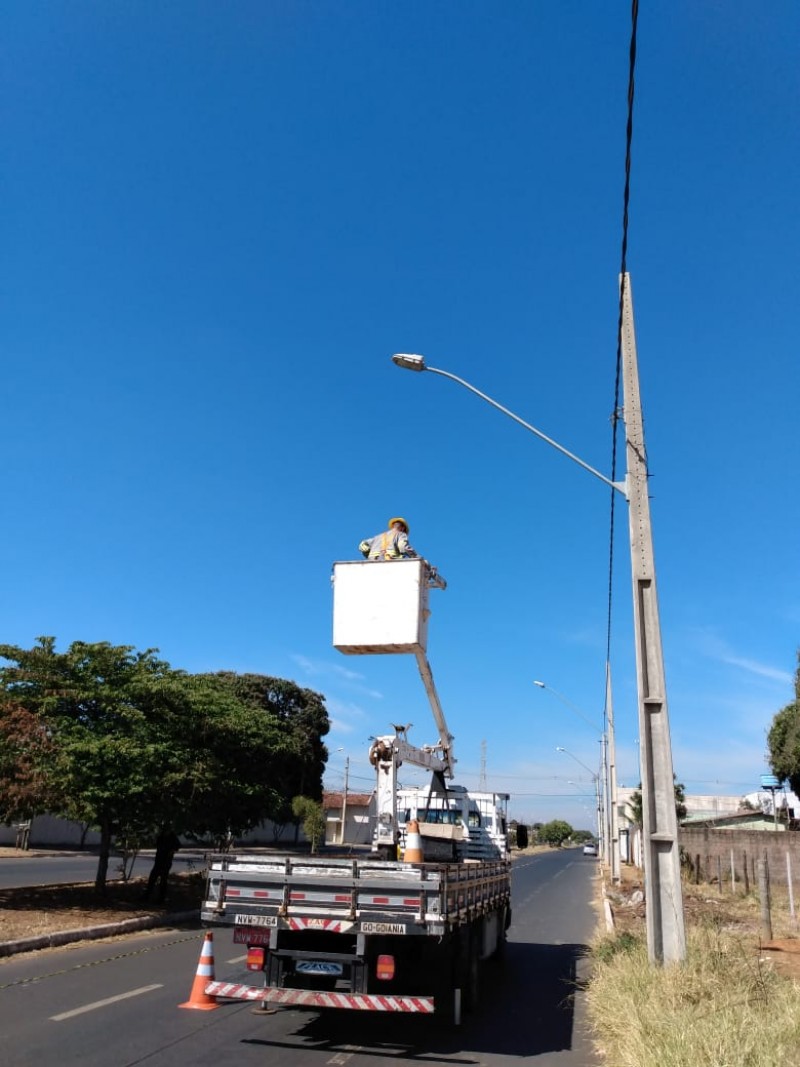 Secretaria de Obras substitui lâmpadas queimadas e defeituosas na Avenida Brasil