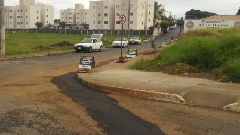 Obras na Rua Uberlândia com a Avenida Theodolino Pereira de Araújo estão em fase de conclusão