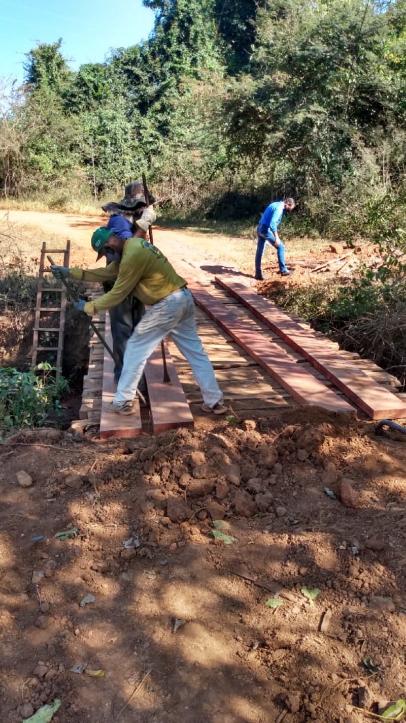 Secretaria de Obras promove reparos em ponte na zona rural do município 